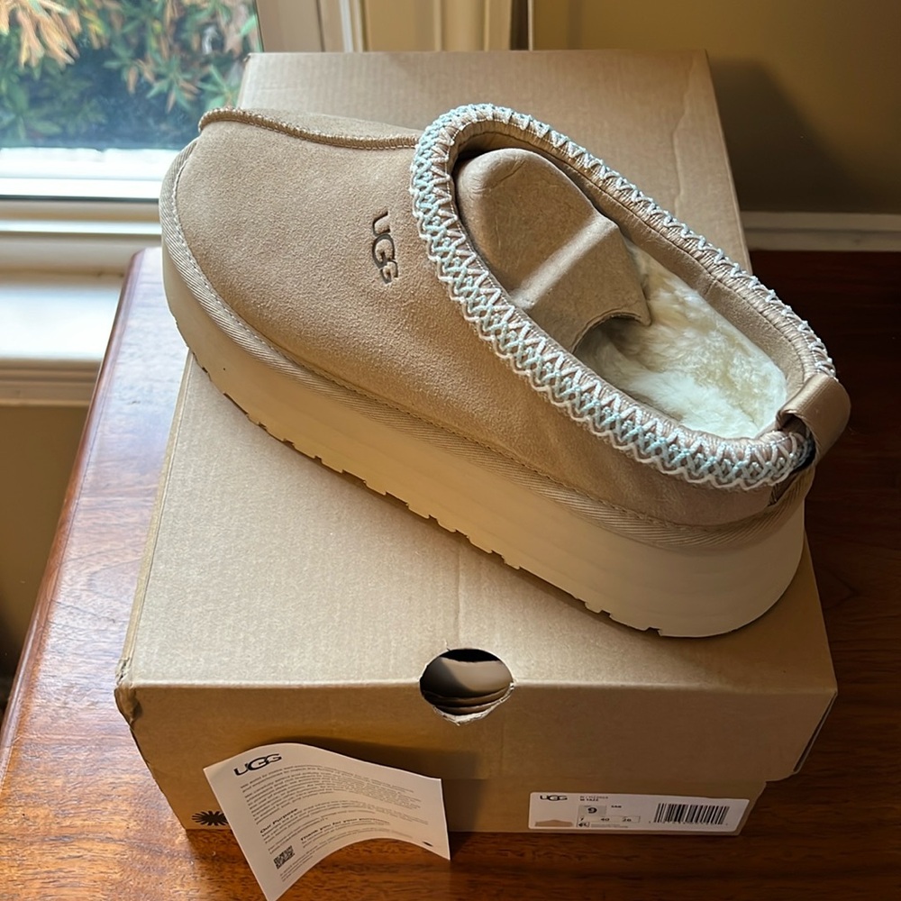 NEW Women's UGG Tazz Slipper SAND - Size 9 Womens US authentic sold out.